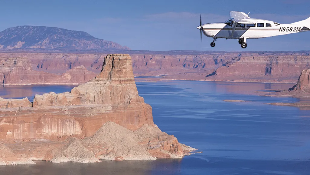 Sightseeing Flight Over Lake Powell, Glen Canyon Dam, and Horseshoe Bend