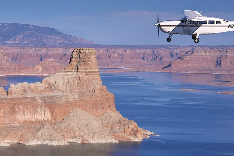 Sightseeing Flight Over Lake Powell, Glen Canyon Dam, and Horseshoe Bend